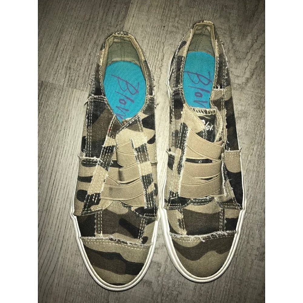 𝅺women’s Blowfish Slide In Sneakers Size 8